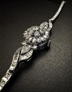 Bracciale -  orologio  a  scomparsa  con  orologio  firmato  LONGINES 